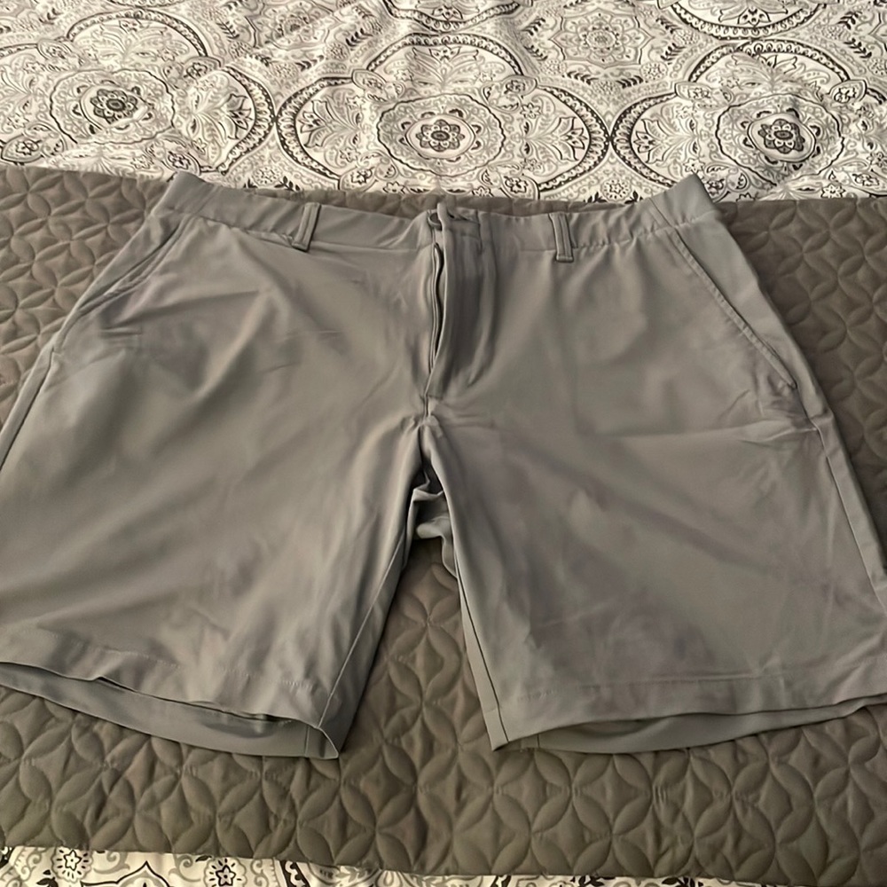 Men’s under armor grey golf short